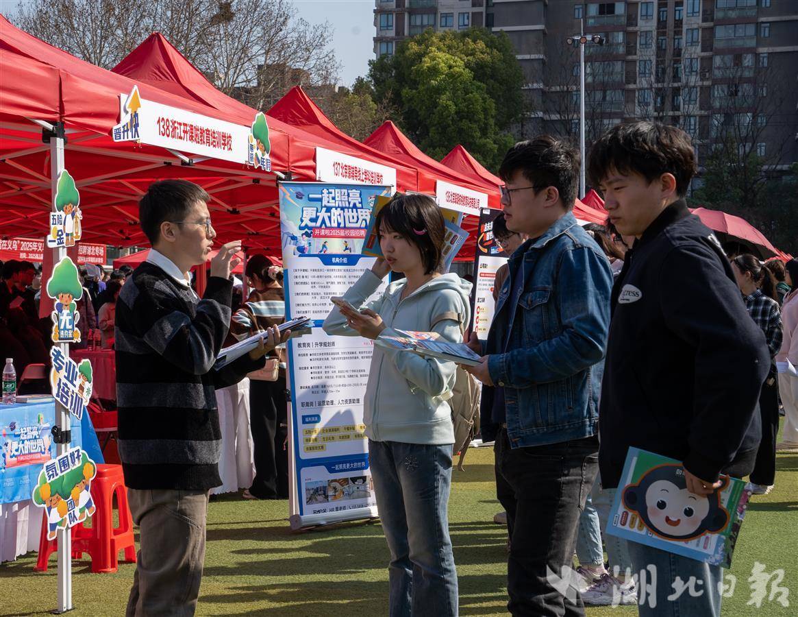 招聘人员向求职者介绍企业。通讯员 高文帅 摄
