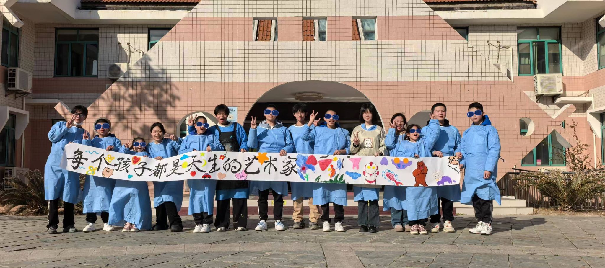 团队与福利院儿童合照。学校供图