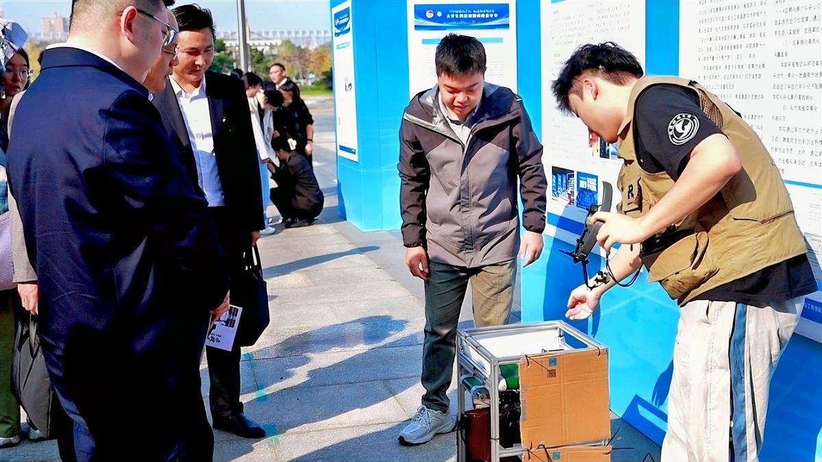 智能垃圾分拣箱 王铭浩摄.jpg 智能垃圾分拣箱 王铭浩摄.jpg