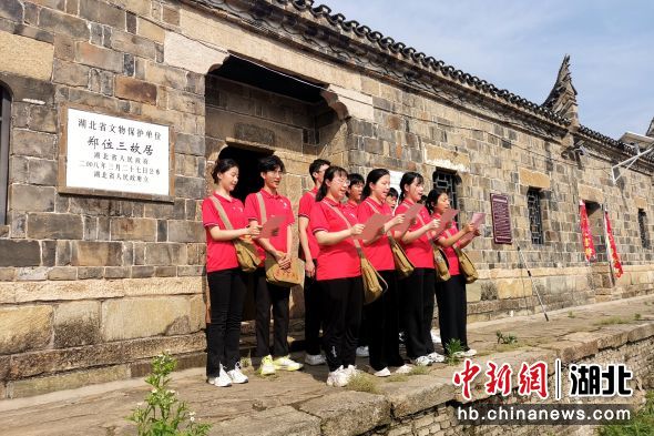 在郑位三故居前，学生们深情朗通诗词 程毓 摄