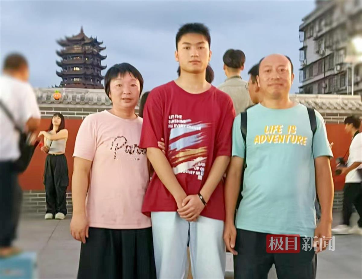 一家人打卡黄鹤楼。本人供图.jpg 一家人打卡黄鹤楼。本人供图.jpg