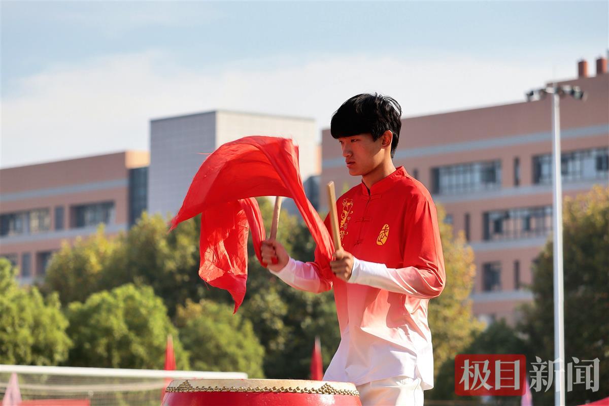 舞龙鼓手。通讯员 彭程 摄.jpg 舞龙鼓手。通讯员 彭程 摄.jpg