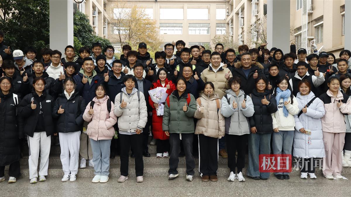 学生合影留念。通讯员 朱佳怡 摄.JPG