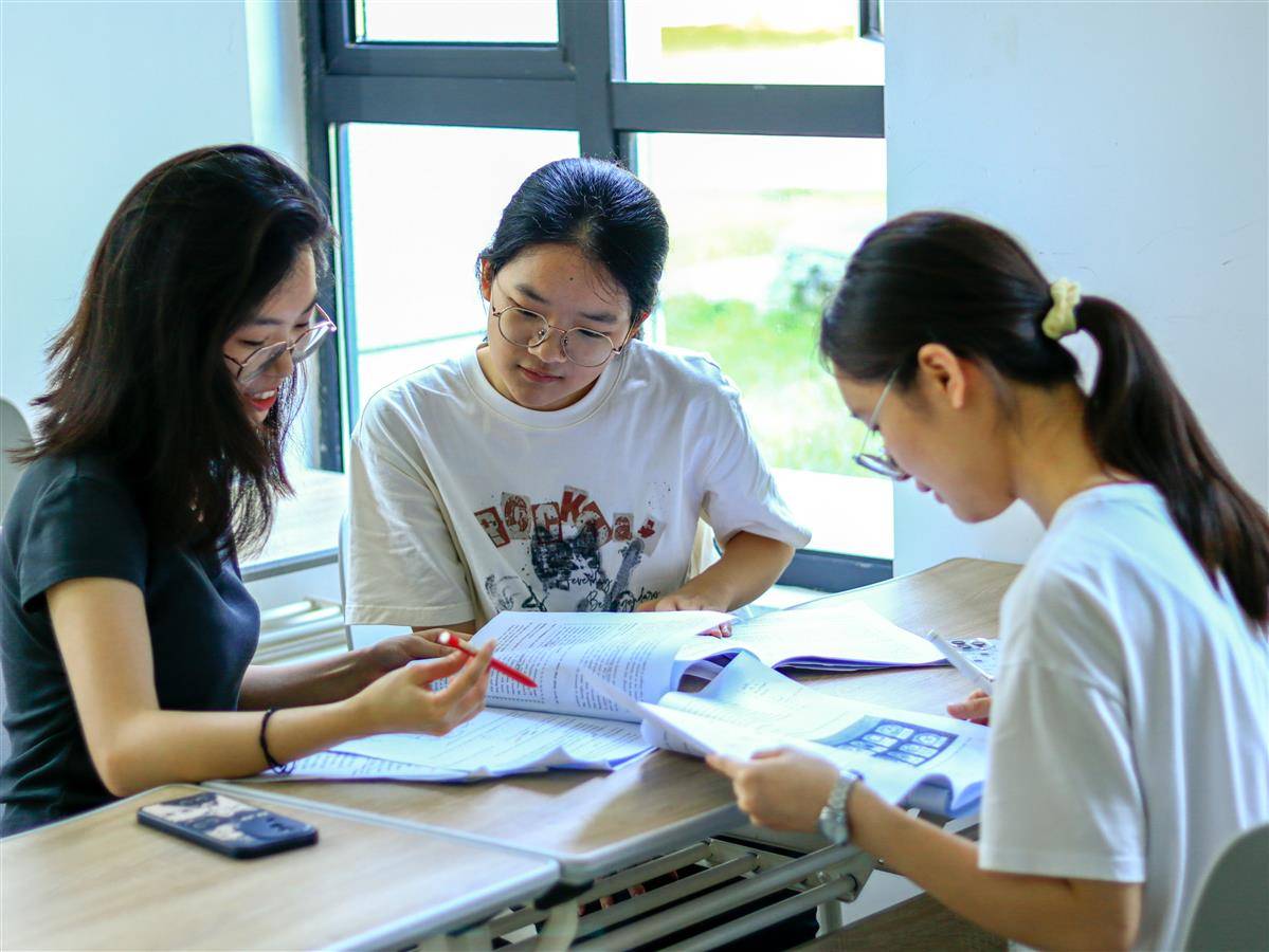 选手赛前针对题目进行讨论。通讯员 王铭浩 摄.jpg