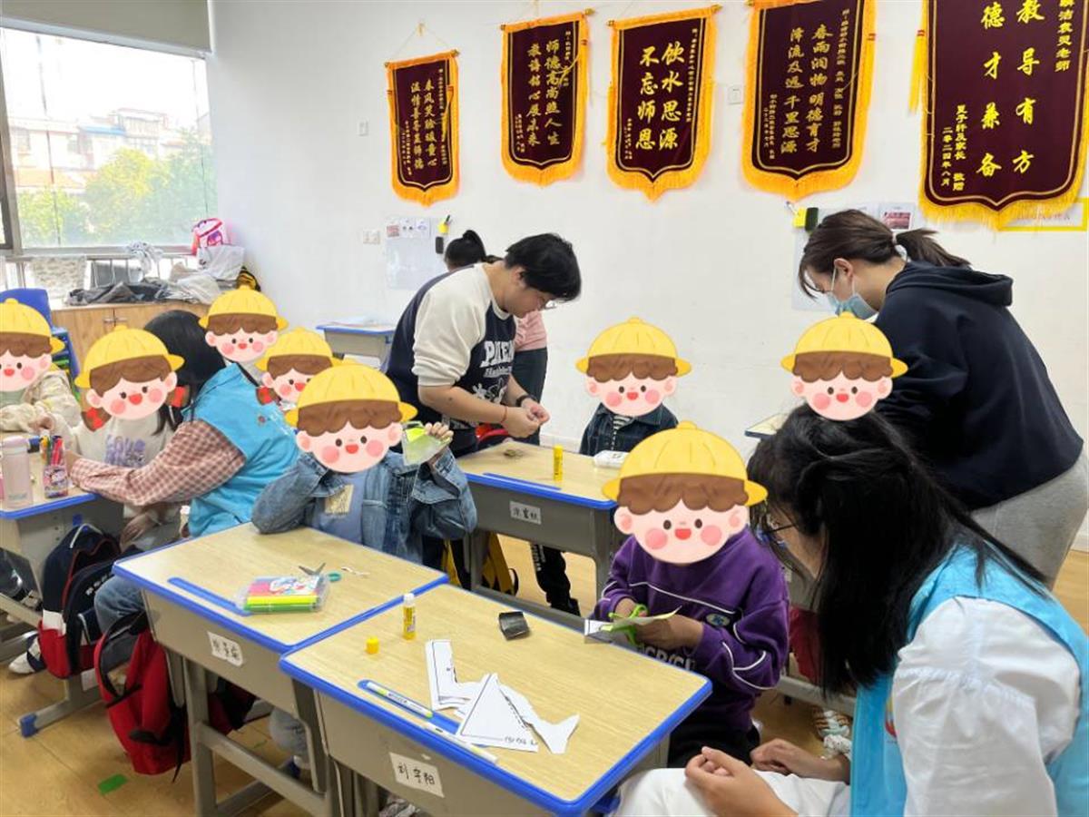 志愿者们与自闭症儿童相伴.jpg 志愿者们与自闭症儿童相伴.jpg