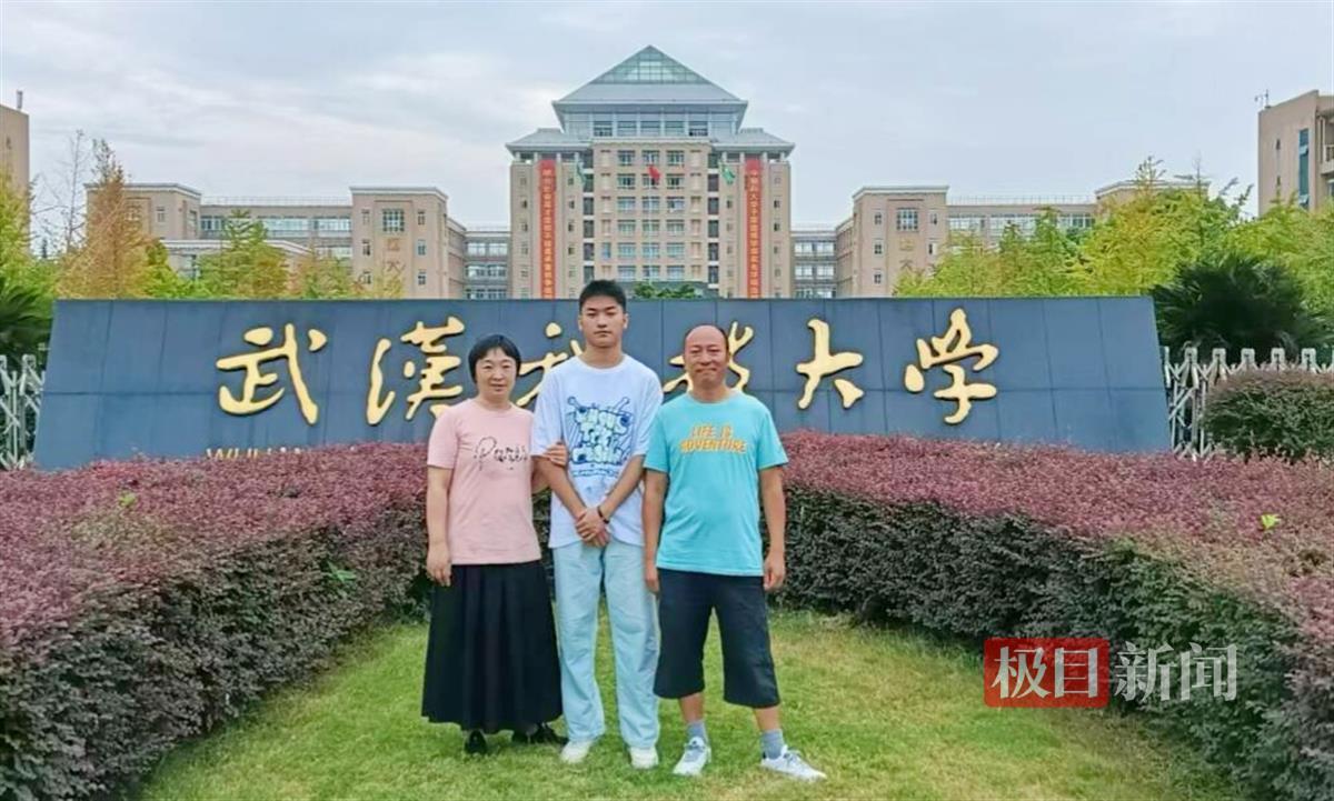 一家三口在校门口合影。学校供图.jpg 一家三口在校门口合影。学校供图.jpg