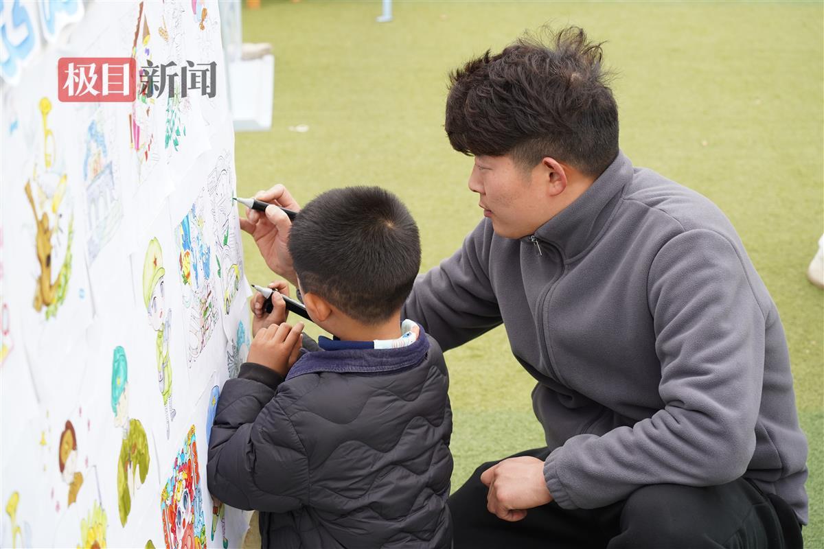 志愿者与小朋友一同作画。通讯员 孙正恒 摄.JPG 志愿者与小朋友一同作画。通讯员 孙正恒 摄.JPG