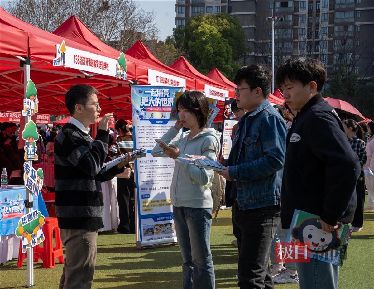 招聘人员向求职者介绍企业。通讯员 高文帅 摄.jpg 招聘人员向求职者介绍企业。通讯员 高文帅 摄.jpg