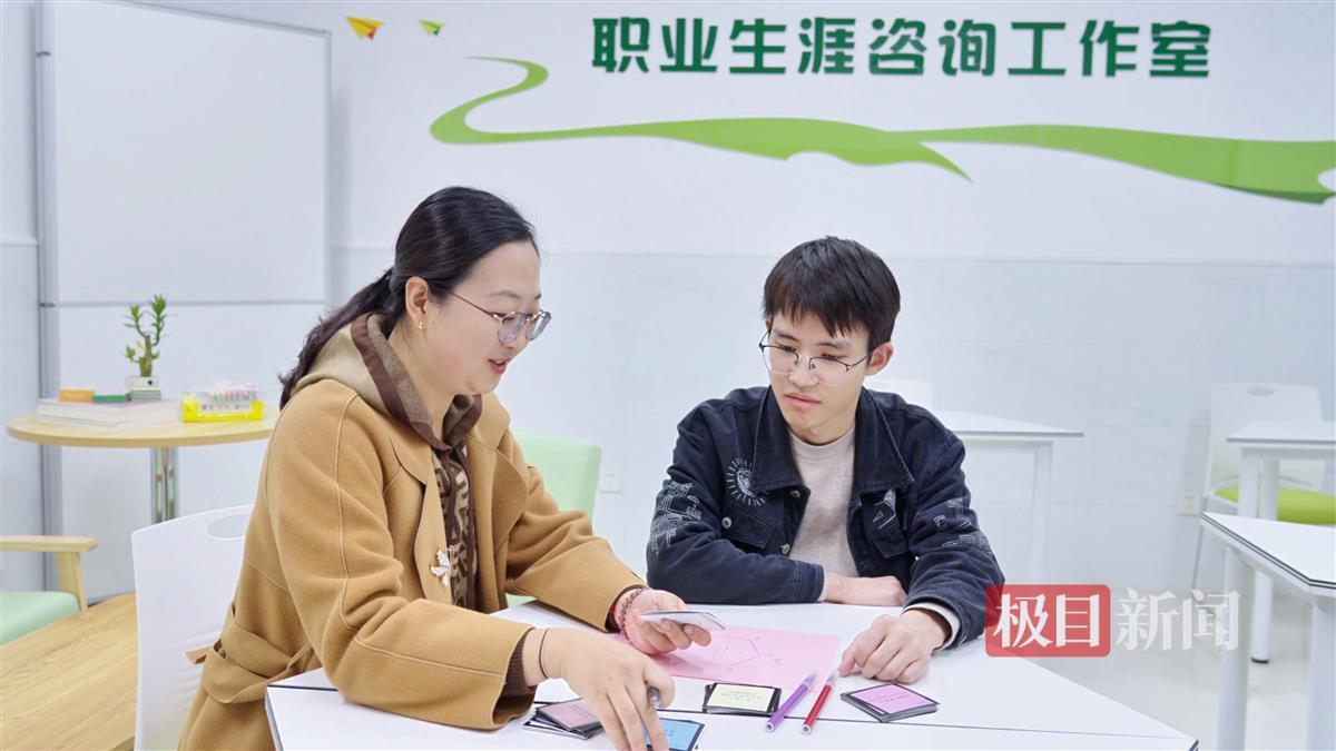 孟佳工作照2.jpg 孟佳工作照2.jpg