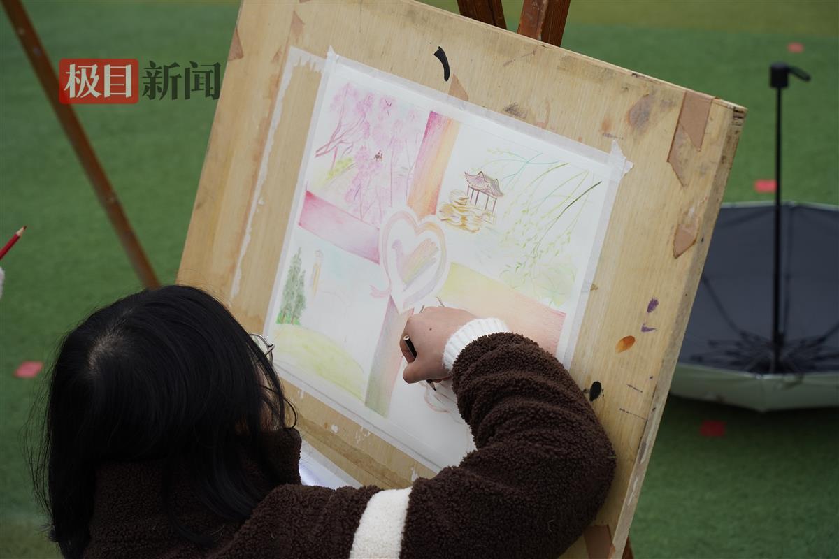 医学部青队作画。通讯员 孙正恒 摄.JPG 医学部青队作画。通讯员 孙正恒 摄.JPG