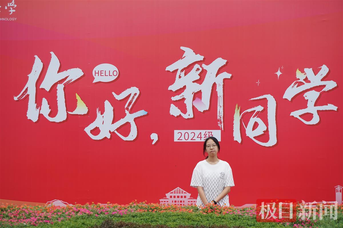 郭子涵来校报到。通讯员 高文帅 摄.JPG 郭子涵来校报到。通讯员 高文帅 摄.JPG