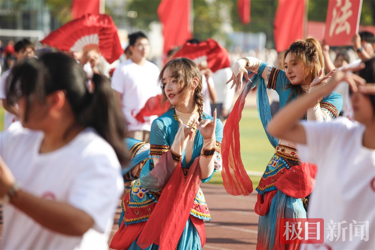 敦煌舞表演。通讯员 吴毅萌 摄.jpg 敦煌舞表演。通讯员 吴毅萌 摄.jpg