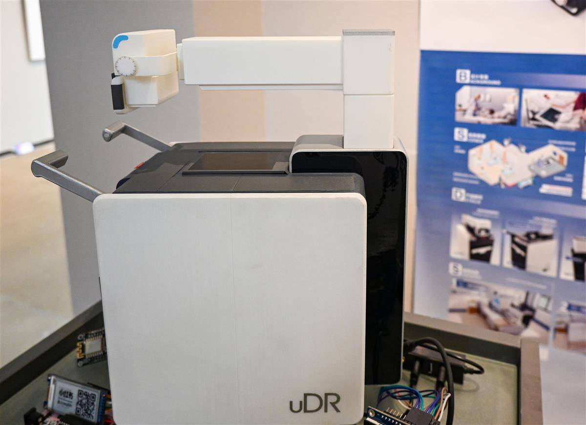 移动DR设备设计。通讯员 李周阳 摄