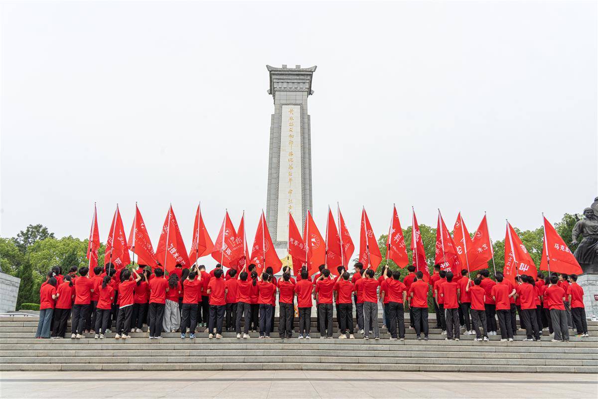 团队缅怀先烈。通讯员 孙正恒 摄