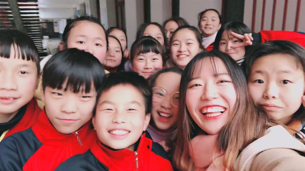 窦薇与学生们的合照。受访者供图.jpg